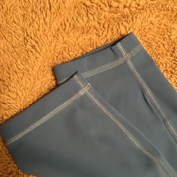 Lululemon Luxtreme high rise in 🩵Blue Nile🩵
Size 8
Beautiful color!! - Picture 4 of 8